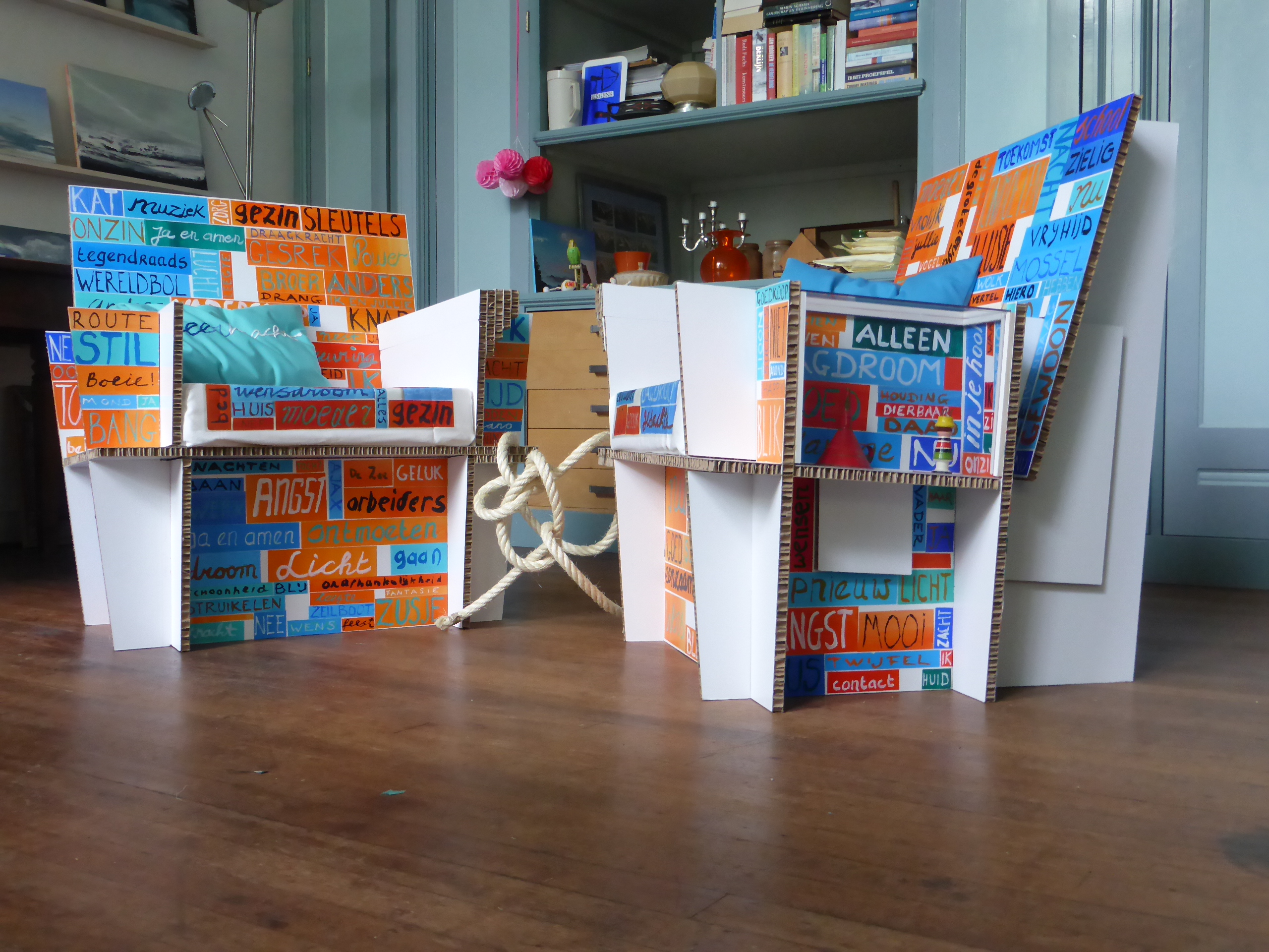 Stoelen regenboog groep