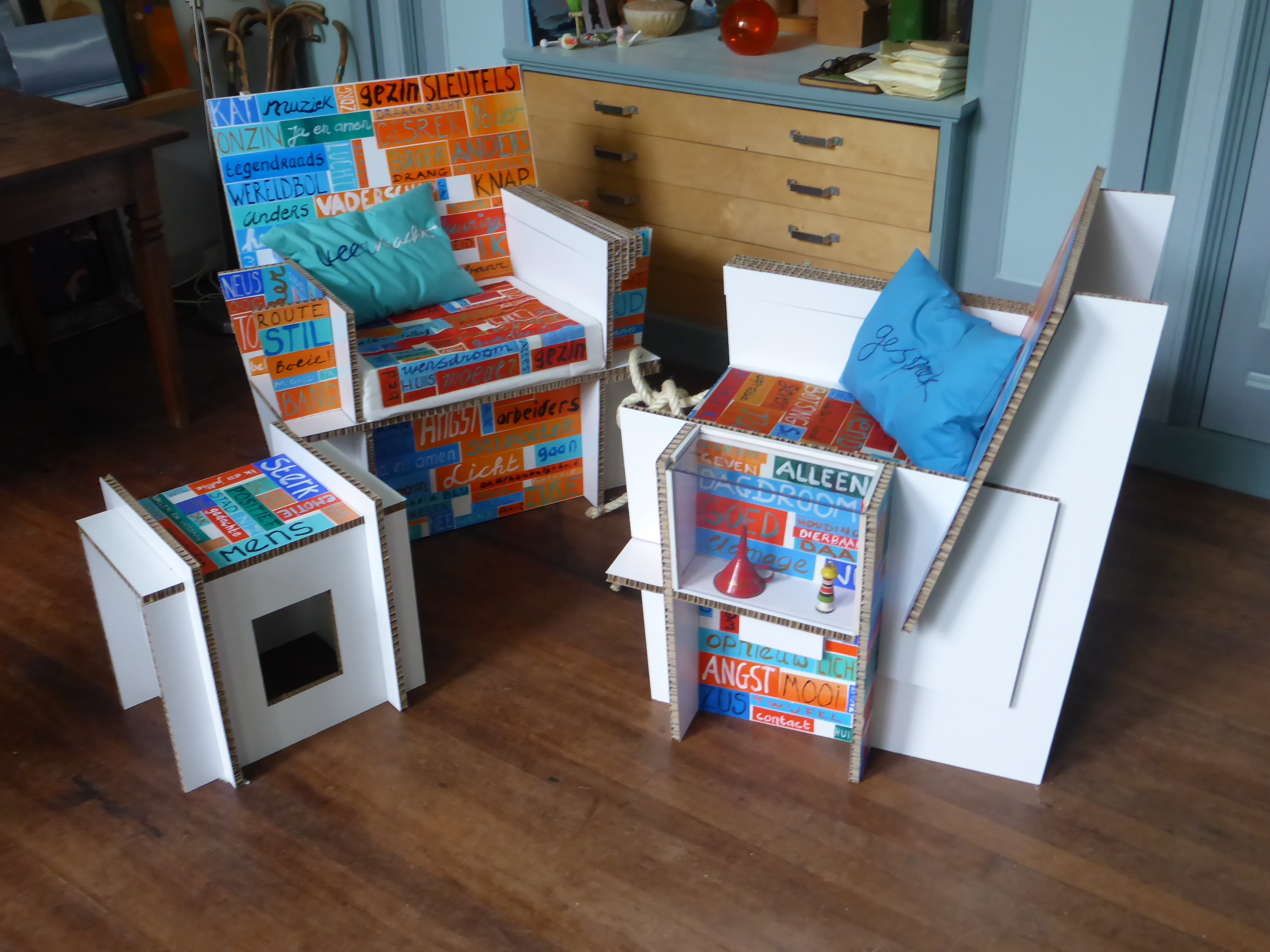 Stoelen regenboog groep