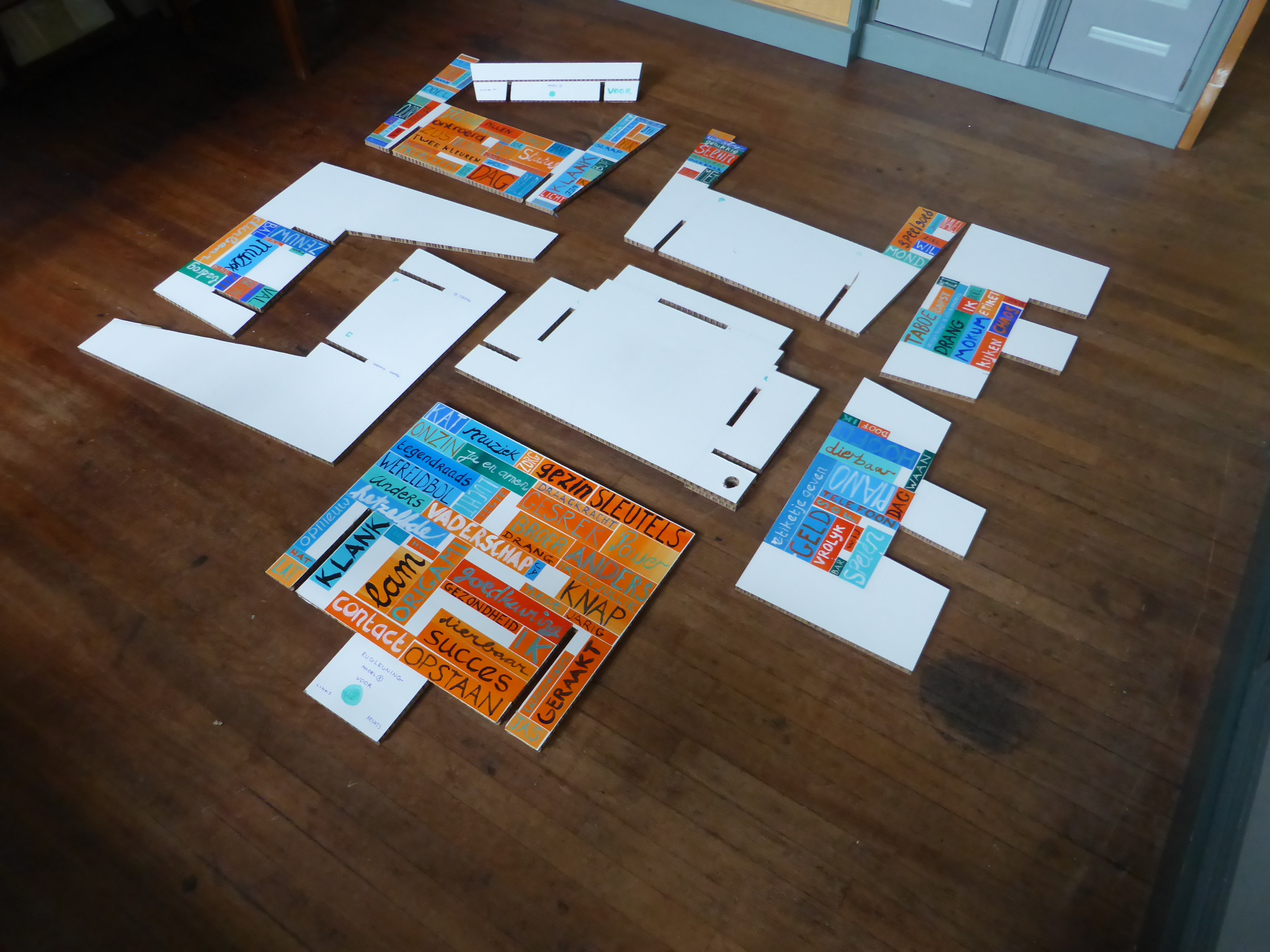 Stoelen regenboog groep